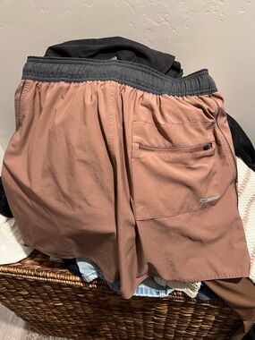 Vuori Men's Elastic-Waist Rust Shorts with Contrast Waistband